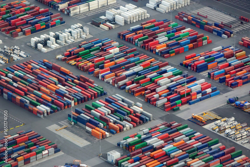 Container auf Containerterminal im Hamburger Hafen