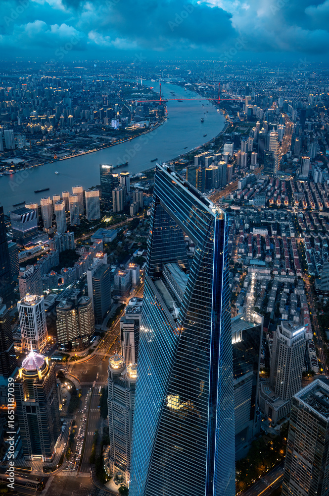 Obraz premium Overlooking the urban night view of Shanghai's Lujiazui financial district
