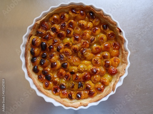 Tarte aux mirabelles (petites prunes jaunes), pâtisserie française spécialité de Lorraine, dessert traditionnel aux fruits 