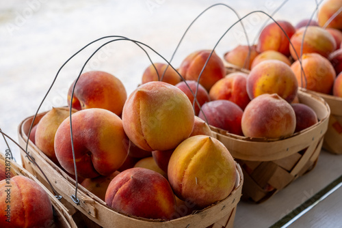 Tableau sur toile Peaches in basket