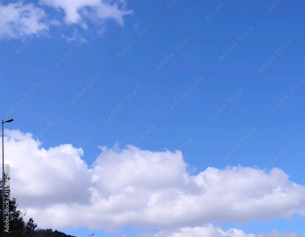 Obraz premium Blue sky with fluffy clouds