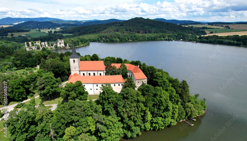 Obraz premium Scenic lake and monastery complex