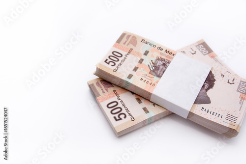 muchos billetes de dinero mexicano apilado en una toma media toma del lado derecho
Many Mexican banknotes stacked in a mid-air shot from the right side.