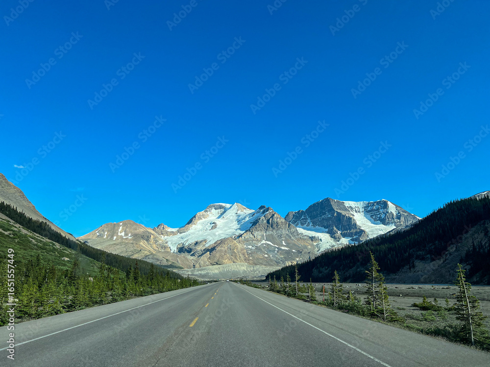 Fototapeta premium Mount Athabasca and glaciar seen from Icefields Parkway, Banff NP, Canada
