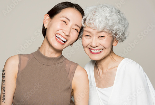 並んで笑う母と娘のポートレート