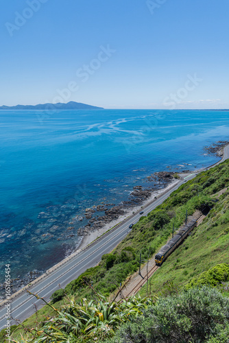 ニュージーランド　パエカカリキ・エスカープメント・トラックから見えるカピティ島と電車