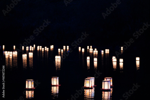 水面を流れる灯篭 笠置灯篭流し