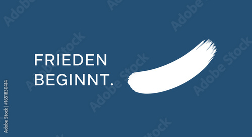FRIEDEN BEGINNT. Minimalistisches Design mit weissem Pinselstrich auf blauem Hintergrund. Konzept für Frieden, Hoffnung und Anfang.
