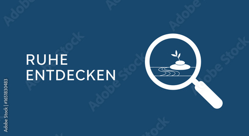 RUHE ENTDECKEN. Konzeptbild mit Lupe, die auf Zen Steine und eine Pflanze im Wasser blickt. Symbol für Achtsamkeit, Entspannung und innere Balance.