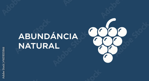 Abundancia Natural. Icono de un racimo de uvas blancas. Símbolo de cosecha, vino y agricultura sobre un fondo azul.