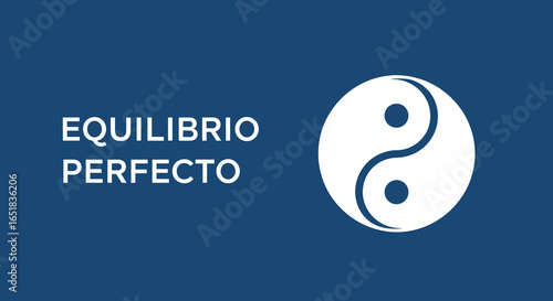 EQUILIBRIO PERFECTO. Símbolo de yin y yang sobre fondo azul. Concepto de dualidad, armonía y espiritualidad.