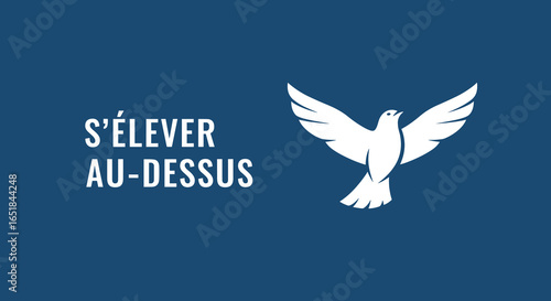 S'ÉLEVER AU-DESSUS. Colombe blanche en vol sur fond bleu. Symbole de paix, espoir et liberté.