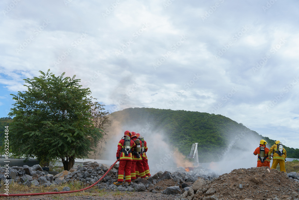 Obraz premium Firefighters are working together to put out the fire with water.