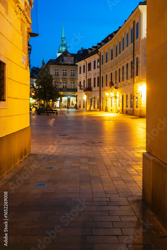 Canvas Print Nachtaufnahme einer gemütlichen Gasse in der Altstadt von Bratislava, Slowakei