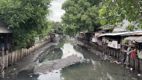 タイのバンコクの川と家の風景
 