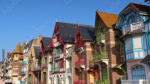 Fototapeta Naklejka Na Ścianę i Meble -  Façades de maisons / villas balnéaires colorées sur le front de mer du village de Mers-les-Bains, dans la Somme, en Picardie / Hauts-de-France (France)