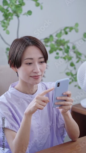スマホを使う妊婦	