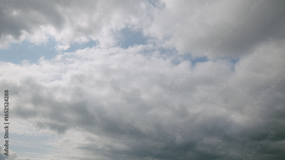 Obraz premium A dynamic and beautiful cloudy sky adorned with subtle patches of deep and calming blue hues