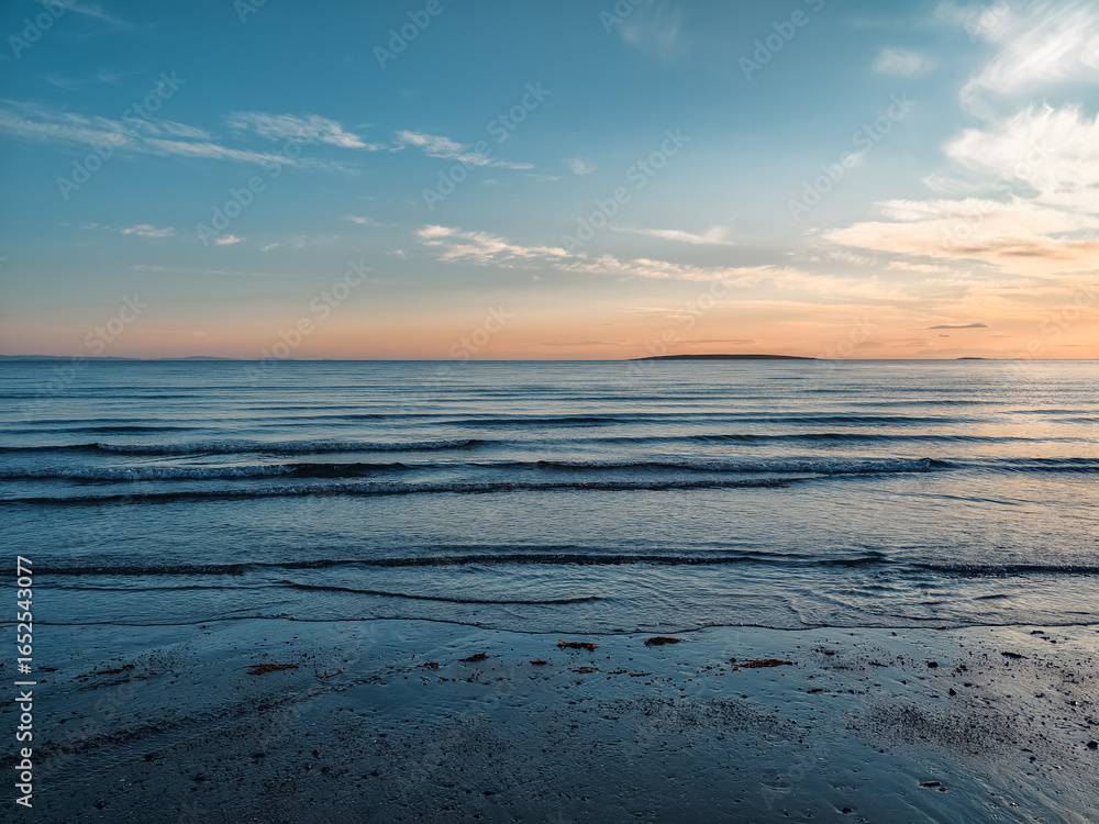 Obraz premium surf waves of clear blue waters of the Arctic Ocean