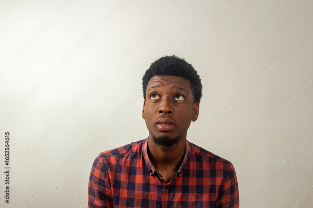Obraz premium teenage portrait against a clean studio backdrop, ideal for illustrating diverse concepts and narratives