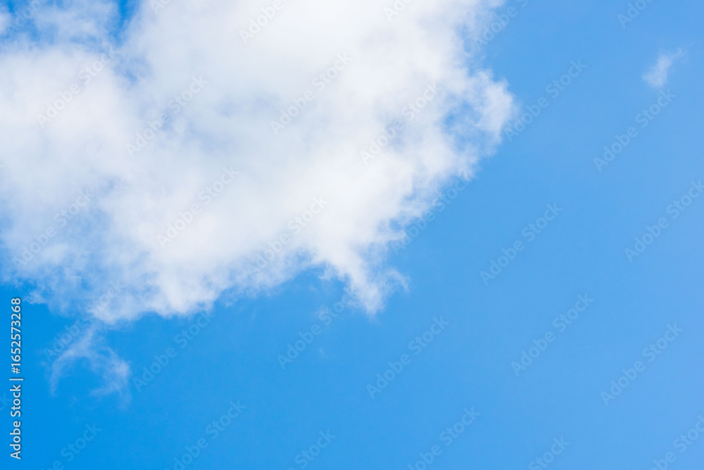 Obraz premium 夏の青空と日差しに輝く夏の雲108