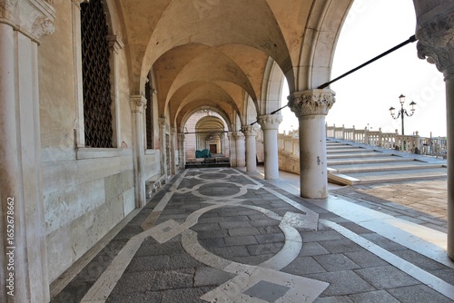 Fotografie The stoa of Doge's Palace in Venice, Italy