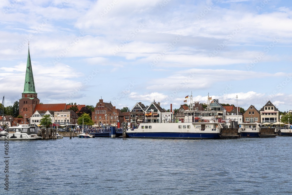 Naklejka premium lübeck, deutschland - stadtpanorama mit hafen und kirchturm
