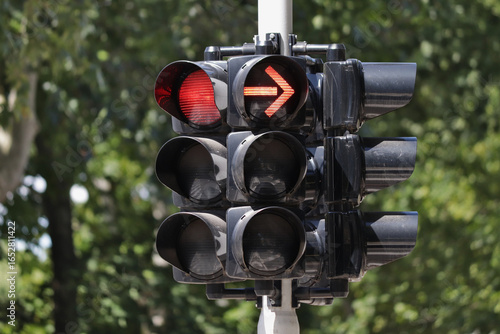 Red traffic light with red arrow signal for right turn.