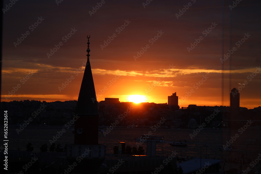 Naklejka premium sunset over the istanbul church