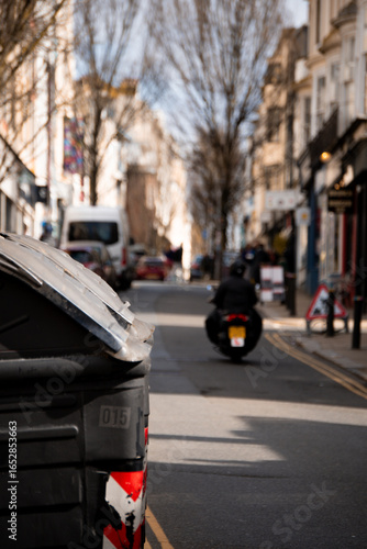 Motor jadący w górę uliczki