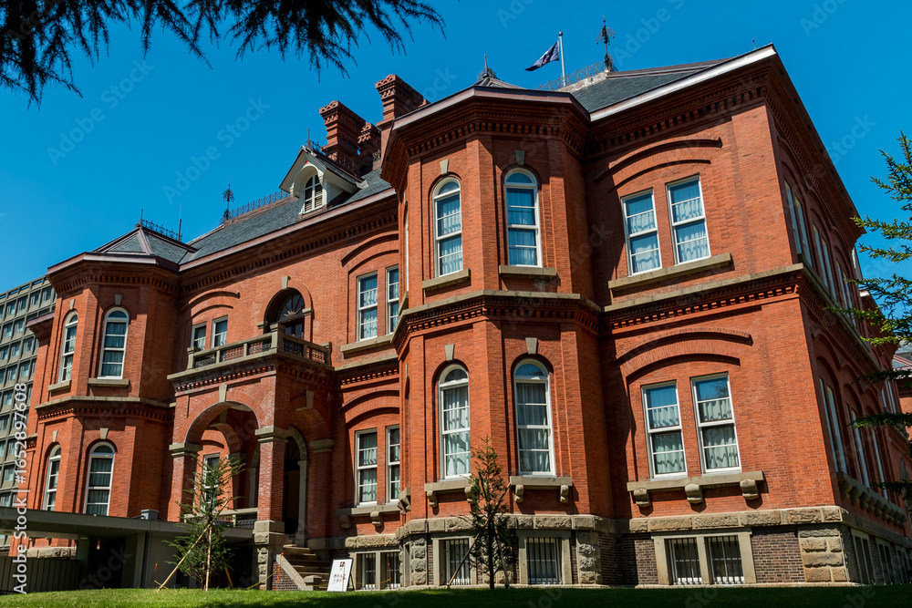 Obraz premium 北海道赤れんが庁舎 青空に映える札幌観光名所