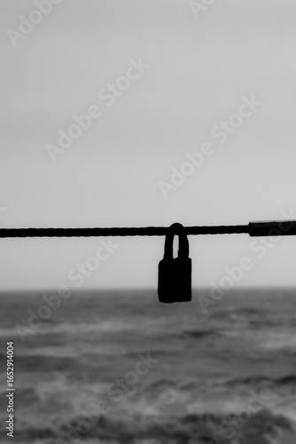 Kłódka zawieszona na moście