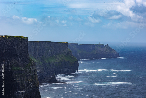 Dramatische Klippenlandschaft mit Blick auf den Ozean