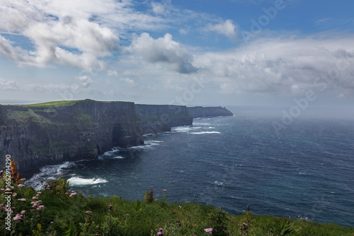 Dramatische Klippenlandschaft mit Blick auf den Ozean