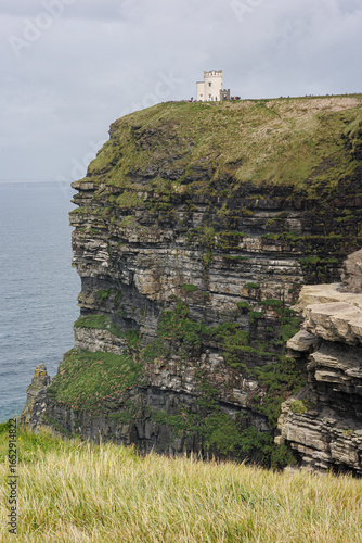 Dramatische Klippenlandschaft mit Blick auf den Ozean