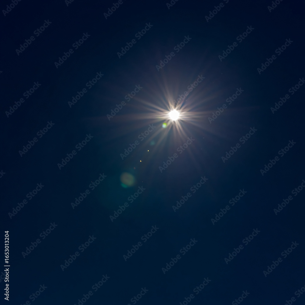 Obraz premium Sun Sky Blue Light Flare Solar Shine Nature Daylight Beautiful Atmosphere Morning Summer Heat Photography Clear Brightness Glow Spectrum Dawn Landscape Weather Sunset Illumination Energy Radiance