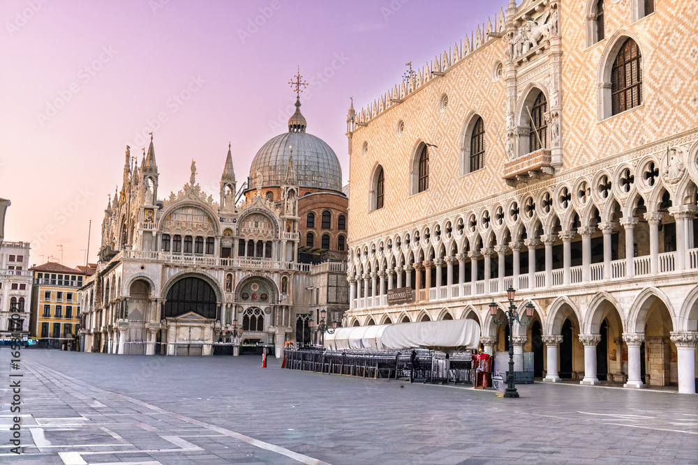Fototapeta premium Doge’s Palace and St. Mark’s Basilica at sunrise in Venice