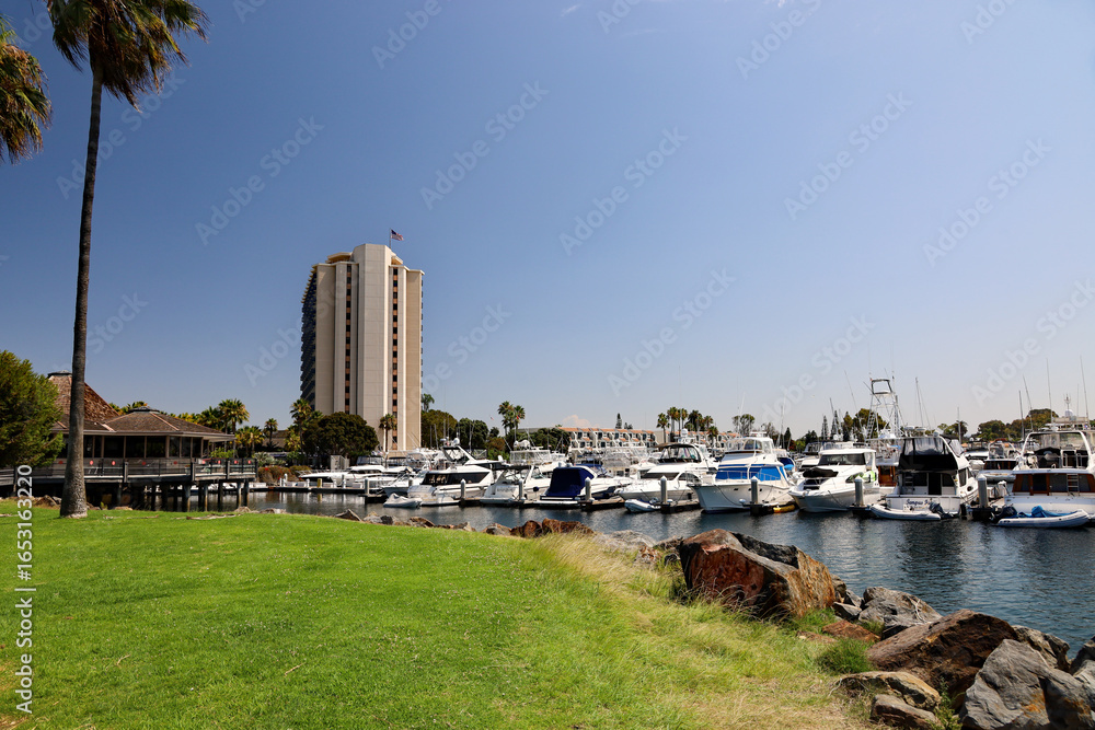 Φωτογραφία The Hyatt Regency Mission Bay Spa and Marina Hotel and boats docked in the marina