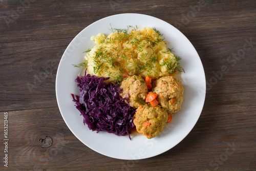 klopsiki z ziemniakami i czerwoną kapustą