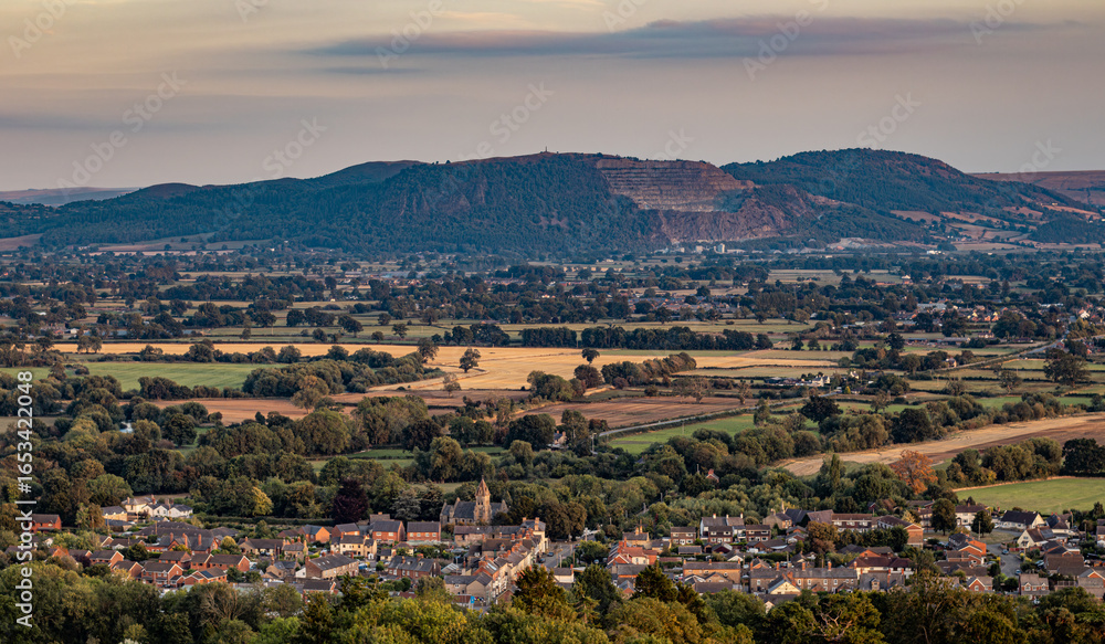 Obraz premium Llanymynech, British Countryside Village with Mountain Backdrop