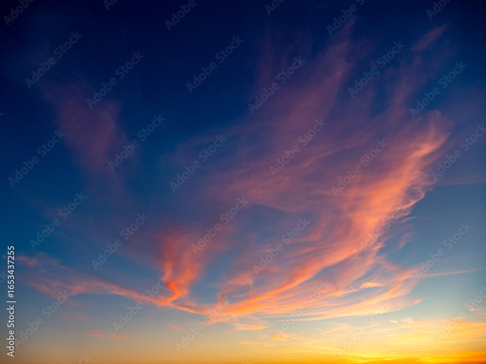 Fototapeta premium Wolkenhimmel bei Sonnenuntergang