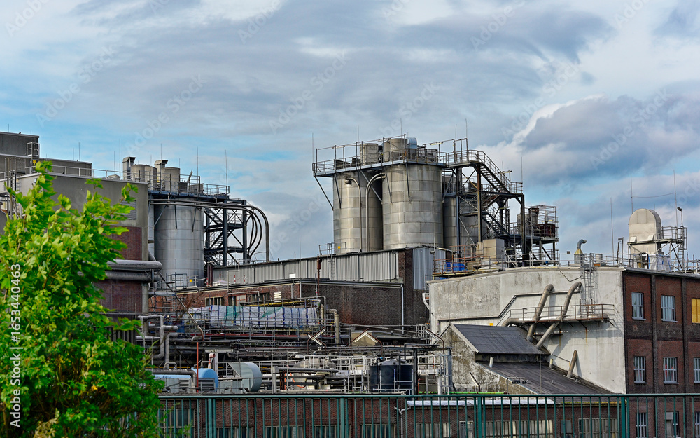 Obraz premium Large industrial plant with metal towers, pipes, and stair structures in Hamburg