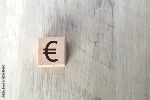 木製ブロックのユーロ記号