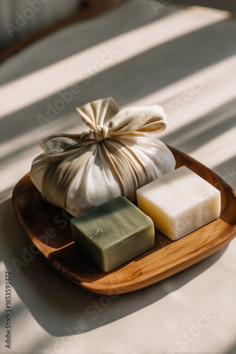 나무 쟁반 위 흰 보자기