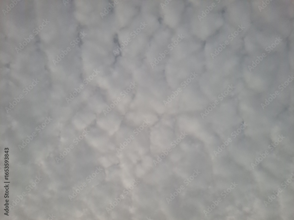 Obraz premium Cloudy sky with dramatic cracks of sunrise light breaking