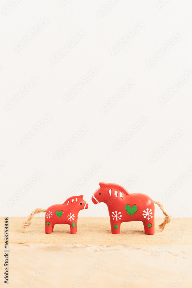 Fototapeta premium 幸せを運ぶ赤い馬 可愛い午年の洋風年賀状 ダーラナホース 2026年