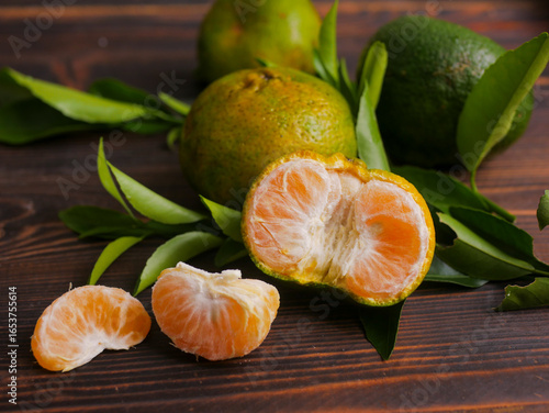 Jeruk keprok, fresh tangerines with green leaves on wooden table, fresh orange fruit, ripe tangerine, jeruk mandarin, delicious, healthy