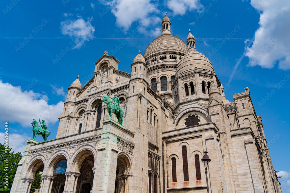 Fototapeta premium Basilica of Sacre Coeur de Montmartre in Paris, France