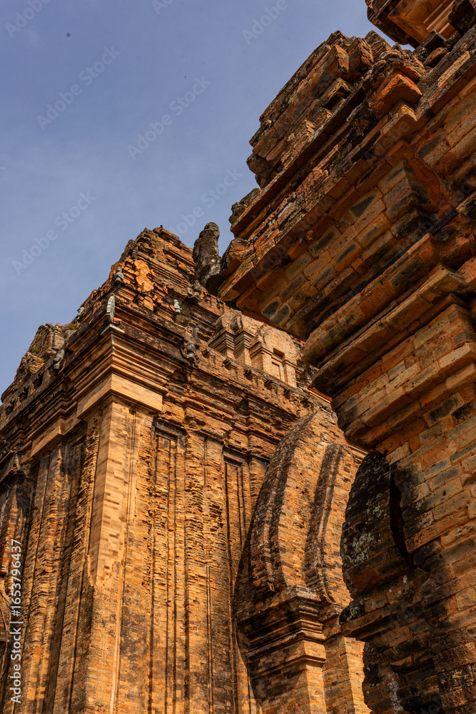 Obraz premium old temples brick buildings statues and figures history of vietnam