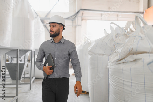Papier peint Food engineer inspecting production in a flour mill